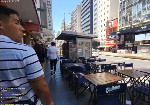 La robaron el celular a influencer coreana cuando transmitía en vivo por avenida Corrientes