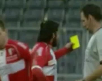 Sin respeto: le saca la tarjeta de la mano al árbitro