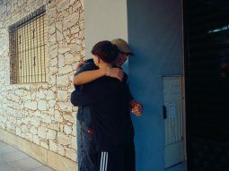 milo j fue a la casa de sus fanaticos y les hizo una entrega especial milo j fue a la casa de sus fanaticos y les hizo una entrega especial