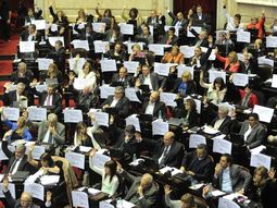 con carteles, los diputados del fpv reclamaron por el presupuesto del garrahan con carteles, los diputados del fpv reclamaron por el presupuesto del garrahan