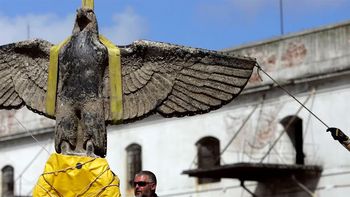 Lacalle Pou cedió ante las voces críticas y revirtió su decisión de transformar el águila del Graf Spee en la escultura de una paloma de la paz. Lacalle Pou cedió ante las voces críticas y revirtió su decisión de transformar el águila del Graf Spee en la escultura de una paloma de la paz.