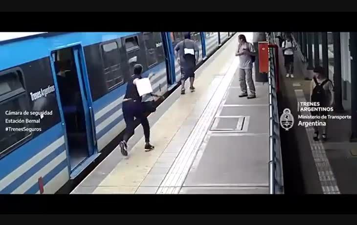 Ladrón cae a vías tras intento de robo y lo atrapan los pasajeros