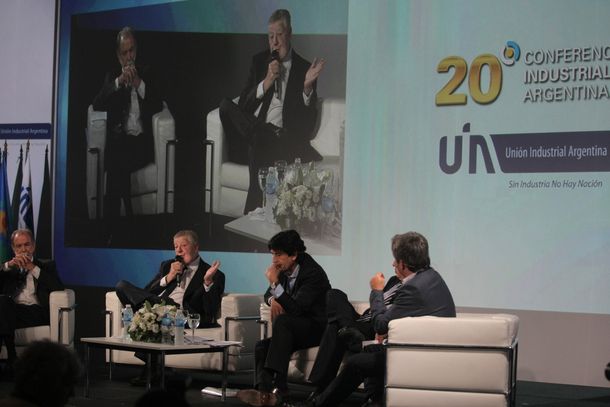 Economistas coinciden en que la prioridad es bajar la inflación