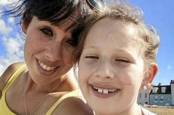 Madre e hija recogieron un objeto extraño que resultó ser una vieja granada. Crédito: Daily Mail