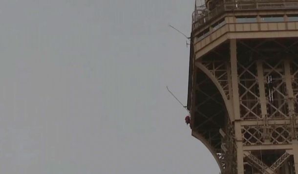 Evacuaron y cerraron la Torre Eiffel por un hombre que la escalaba