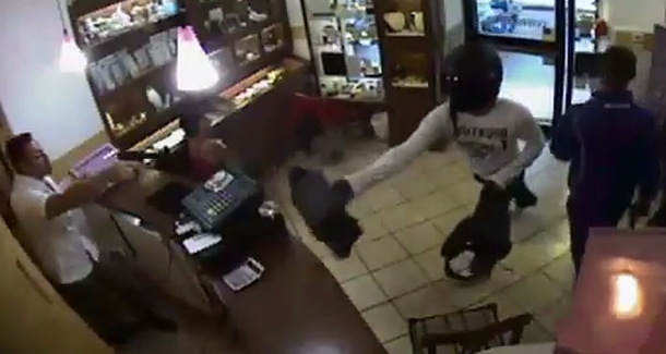 VIDEO: Vendedor de joyería enfrenta a dos delincuentes armados
