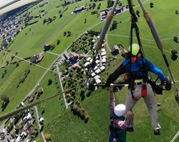 VIDEO: Se lanzó en ala delta sin arnés de seguridad y casi cae al vacío