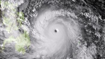 tres muertos y miles de evacuados por un gran tifon en filipinas tres muertos y miles de evacuados por un gran tifon en filipinas