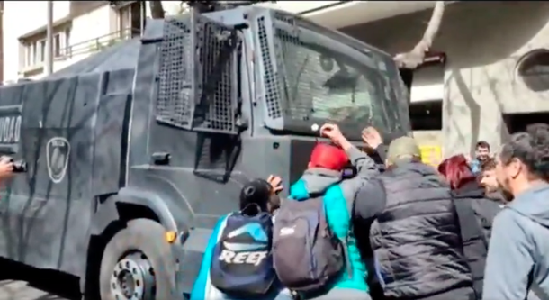 Todos con Cristina: así echaron los manifestantes al camión hidrante de la Policía