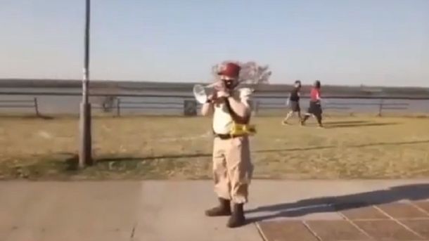 VIDEO: Furor por el agente urbano que reta a los transeúntes que no usan barbijo