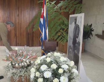 Raúl Castro coloca una ofrenda floral junto a los restos de su hermano
