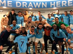 En calzoncillos, un jugador se robó todas las miradas en el festejo del Manchester City