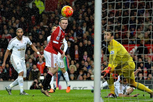 El golazo de taco de Rooney que le da aire a Van Gaal