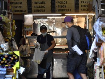 La venta de alimentos es una de las tareas esenciales durante la cuarentena por coronavirus