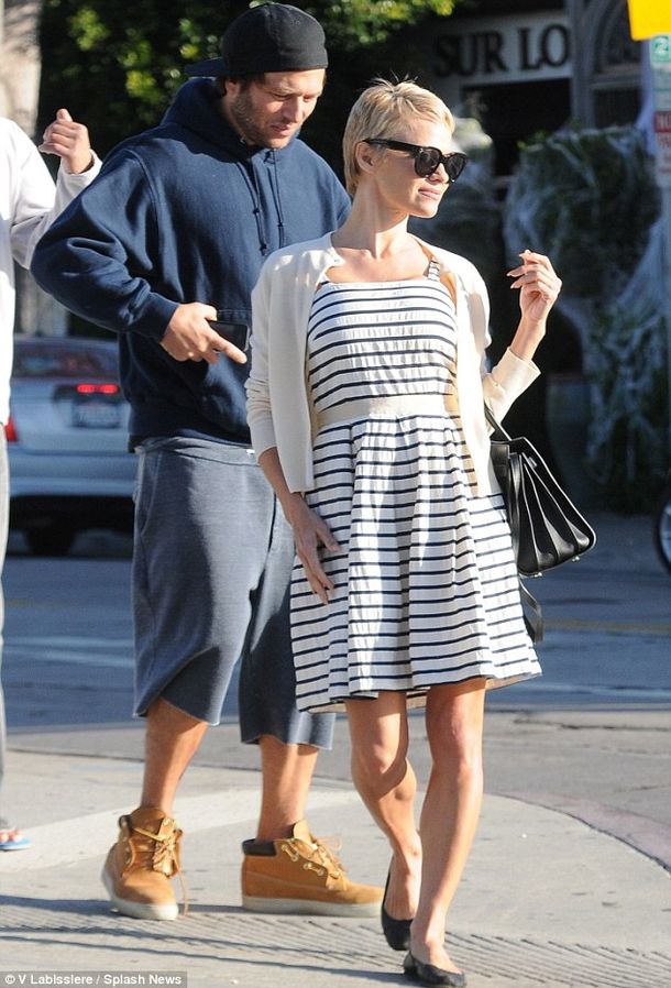 Pamela Anderson sorprendió con un salvaje cambio de look