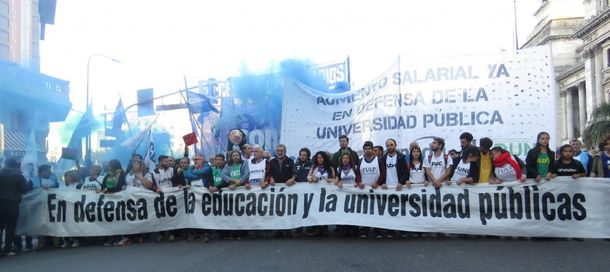 El bono de 5 mil pesos para estatales no correrá para los docentes universitarios