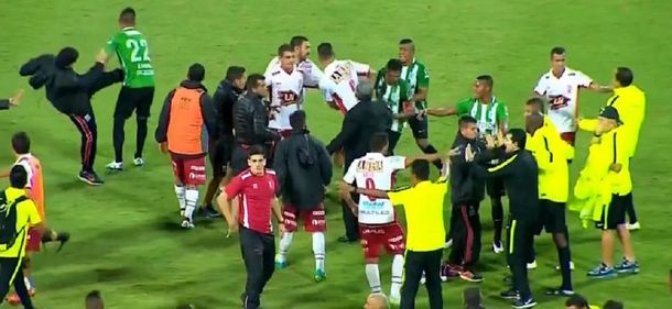Insultos, piñas y patadas: así se despidió Huracán de la Copa Libertadores