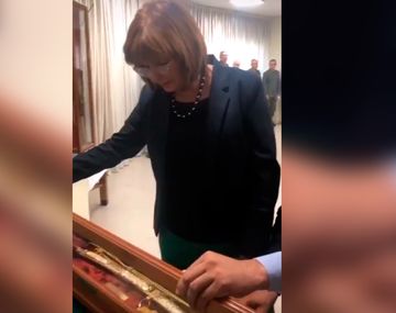 Gendarmería le regaló a Bullrich un sable con la frase No tiraré a ningún gendarme por la ventana grabada