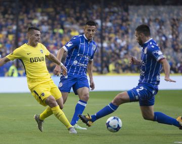 Cristian Pavón encara en La Bombonera ante el Tomba