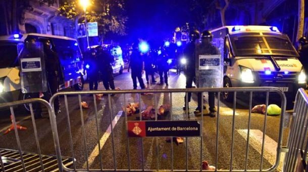 Tensión en Barcelona: manifestantes arrojan cabezas de cerdo a los Mossos