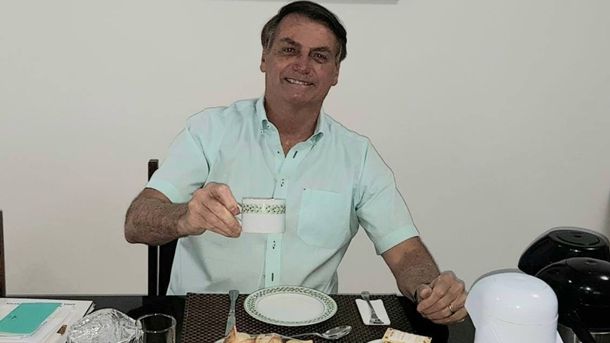 Jair Bolsonaro con coronavirus y desayunando: Con la gracia de Dios viviré por mucho tiempo