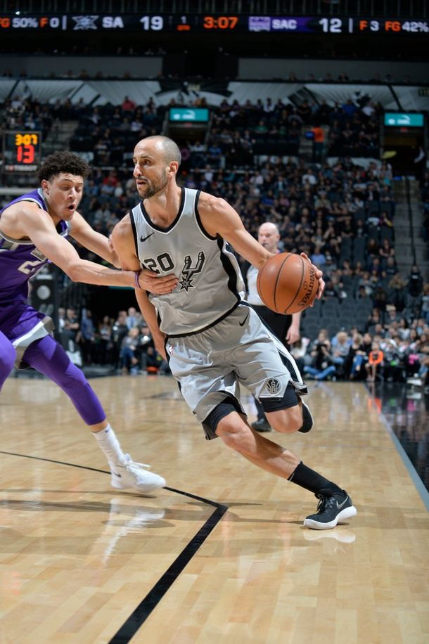 Manu Ginóbili atacando en la victoria de los Spurs ante Sacramento Kings