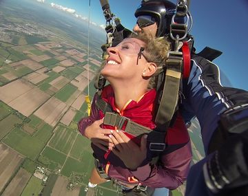 Noelia Marzol se tiró en paracaídas desde 3 mil metros de altura