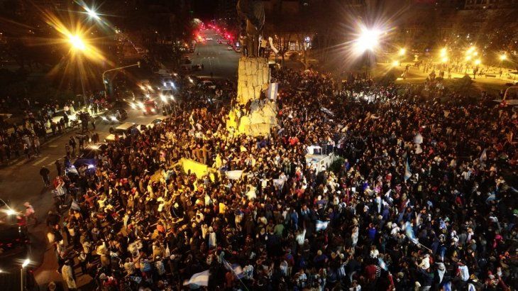 Mar del Plata: dos hinchas heridos al caer de un monumento en medio de los festejos