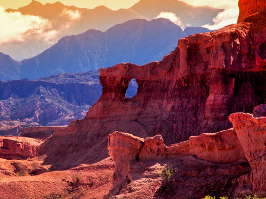 El pueblo con cultura vitivinícola ideal para visitar por sus paisajes rojizos