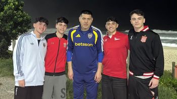 riquelme paseo por las playas de rio: se encontro con hinchas de estudiantes riquelme paseo por las playas de rio: se encontro con hinchas de estudiantes