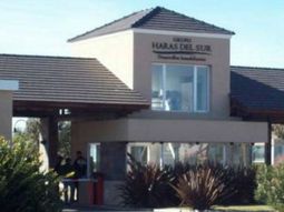 Encuentran el cuerpo de un hombre flotando en su pileta