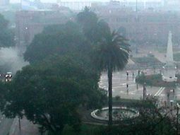 Diluvia en la Capital y rige un alerta por caída de granizo