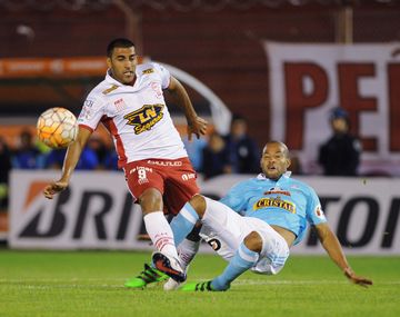 Huracán derrotó a Sporting Cristal y se acercó a los octavos de final