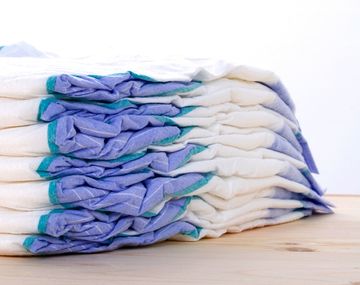 Prohíben la venta de una marca de pañales para adultos