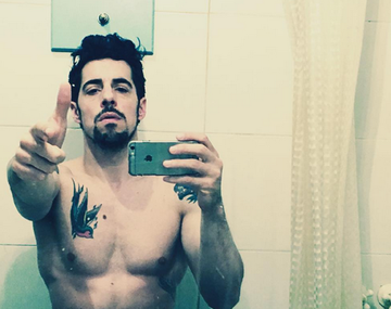 La foto hot de Esteban Lamothe en el baño ¡y el comentario poco erótico de su mujer!