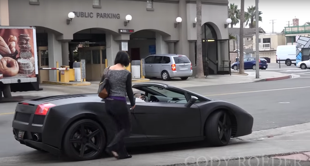 Le pidieron el teléfono, dijo que no y cuando vio el auto cambió de opinión