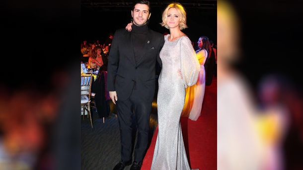 Mónica Antonópulos y Marco Antonio Caoponi en los Martín Fierro 2017.