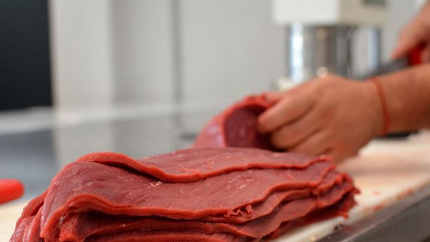 El consumo anual de carne per cápita en Uruguay es bastante menor al de la Argentina.