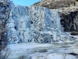 Una cascada se congeló por el frío extremo en Chubut
