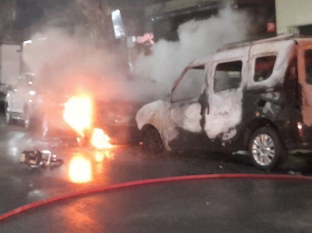 Incendio intencional en Villa del Parque: dos autos destruidos en plena madrugada