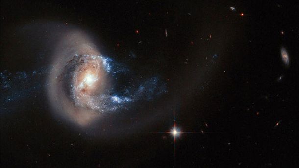 El telescopio Hubble muestra el proceso en el que una galaxia devora a otra