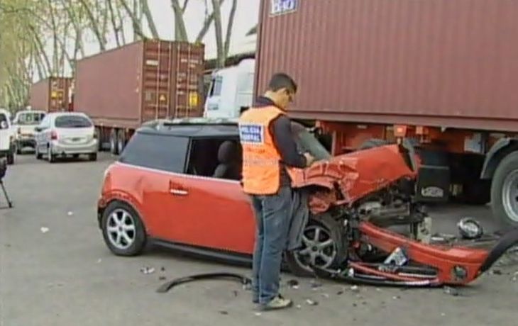 Impresionante choque de un Mini Cooper contra un camión