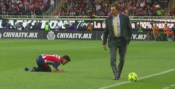 El insólito foul de La Volpe