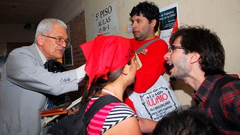 al chico le ofrecieron una playstation