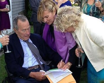 George Bush padre fue testigo en una boda de lesbianas