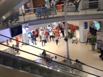 Con cantitos y chicanas, hinchas de Racing e Independiente se cruzaron en Asunción