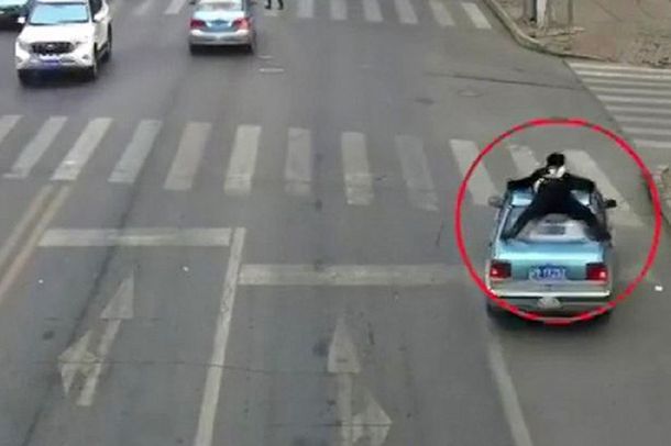 Un policía terminó sobre el techo de un taxi que trataba de escapar: mirá el video