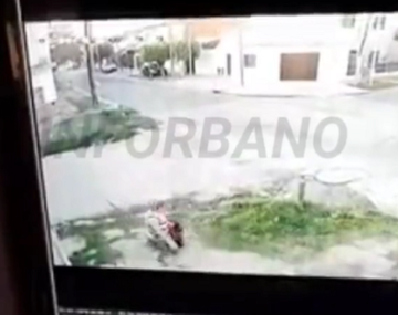 VIDEO: Pisó la tapa de una alcantarilla y lo tragó la tierra