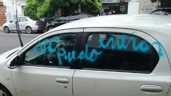 Una mujer se cansó de que le estacionaran en el garage y escribió con aerosol un auto Una mujer se cansó de que le estacionaran en el garage y escribió con aerosol un auto