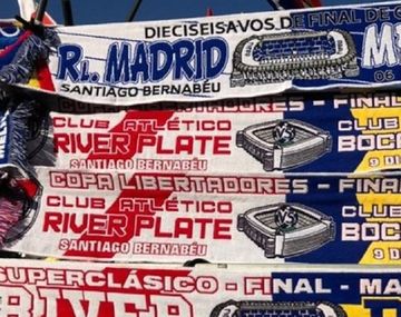 En Madrid venden bufandas que hermanan a River y Boca
